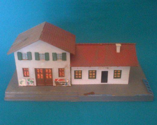 OLD PLASTIC MODEL RAILWAY STATION BUILDING