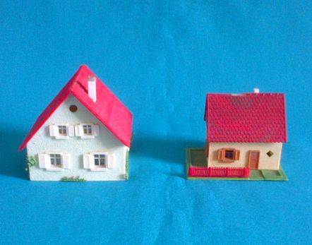 2 OLD MODEL RAILWAY HOUSES (FALLER, GERMANY)