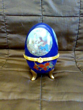 BEAUTIFUL EGG-SHAPED TRINKET BOX