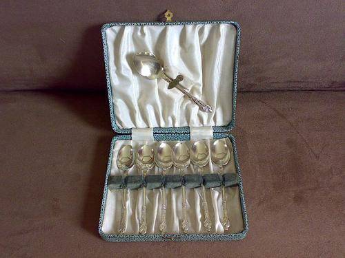 SET OF 6 EPNS APOSTLE SPOONS + SUGAR SPOON IN CASE
