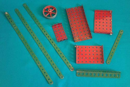 LOT OF 10 ASSORTED MECCANO ITEMS