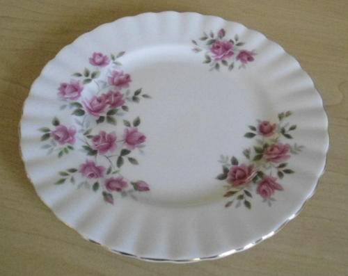 ROYAL ALBERT UN-NAMED TEA / SIDE PLATE