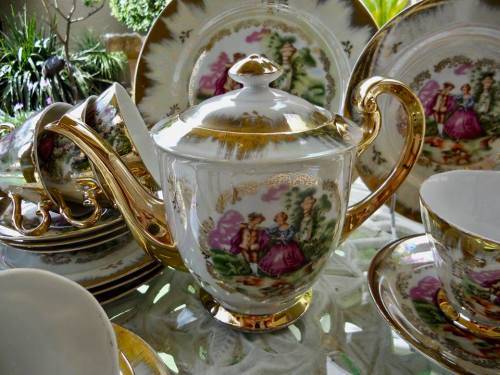 STUNNING LUSTRE WARE TEA POT