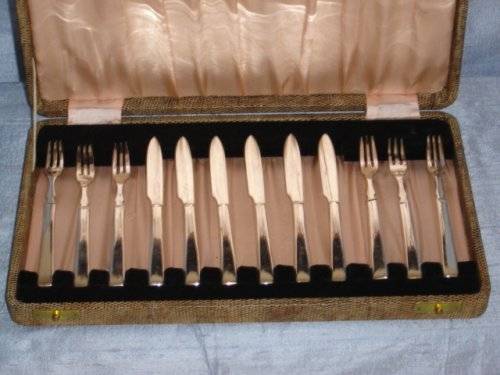 BOXED SET OF SILVER PLATED HORS D'OUVRES OR FRUIT KNIVES & FORKS
