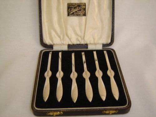 HALLMARKED SILVER BOXED SET OF SHELLFISH PICKS, BIRMINGHAM 1930