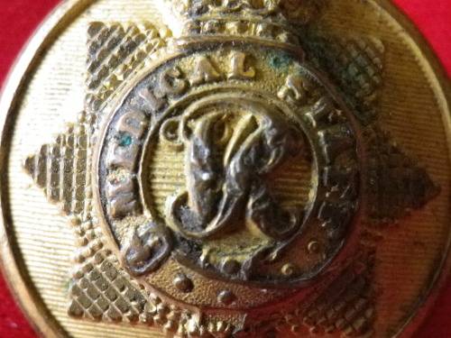 GREAT BRITAIN - MEDICAL STAFF -  OFFICERS GILT QVC TUNIC BUTTON