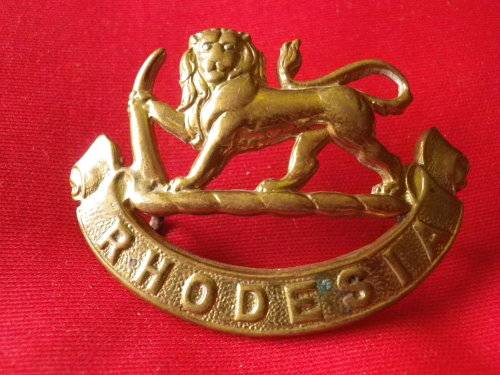 RHODESIAN STAFF CORPS + GEN SERVICE BRASS CAP BADGE 1943 ONWARDS - FIRMIN - SLIGHT POLISH