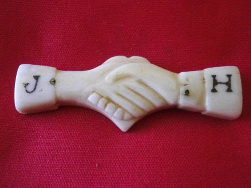 BOER WAR - POW (ST HELENA 1902) BONE SWEETHEART / FRIENDSHIP / PEACE  BROOCH - PIN BROKEN OFF (4154)