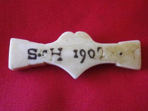 BOER WAR - POW (ST HELENA 1902) BONE SWEETHEART / FRIENDSHIP / PEACE  BROOCH - PIN BROKEN OFF (4154)