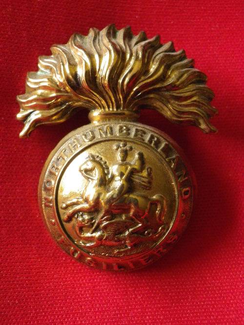 GREAT BRITAIN - NORTHUMBERLAND FUSILIERS  BRASS CAP BADGE - AS WORN WW1  (V102)