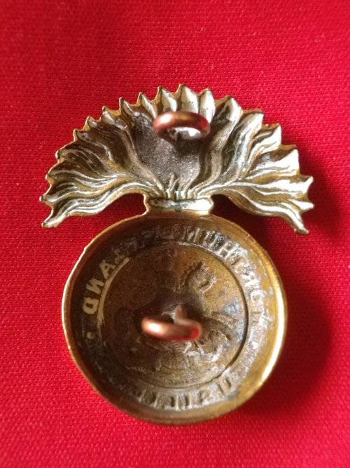 GREAT BRITAIN - NORTHUMBERLAND FUSILIERS  BRASS CAP BADGE - AS WORN WW1  (V102)