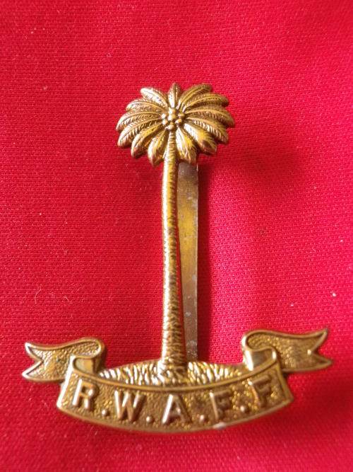 GREAT BRITAIN - ROYAL WEST AFRICAN FRONTIER FORCE -  BRASS CAP BADGE -  (V128)