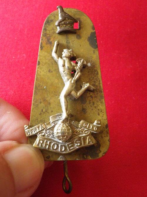 RHODESIAN SIGNALS CORPS-  BI METAL CAP BADGE + BACKING PLATE - UDI PERIOD  (4755)
