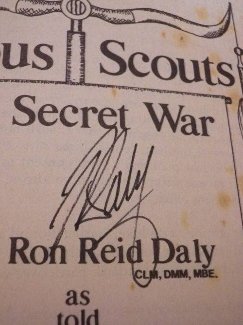 RHODESIA - SELOUS SCOUTS TOP SECRET WAR PAPERBACK - SIGNED BY LT. COL. RON REID DALY.  - HAS FOXING