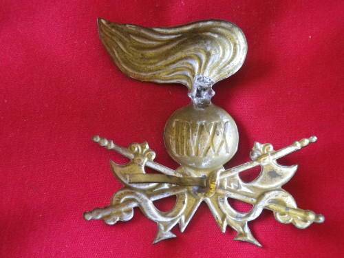 ITALIAN WW2 28TH ENGINEERS HELMET BADGE - 1 PRONG MISSING  (6223)