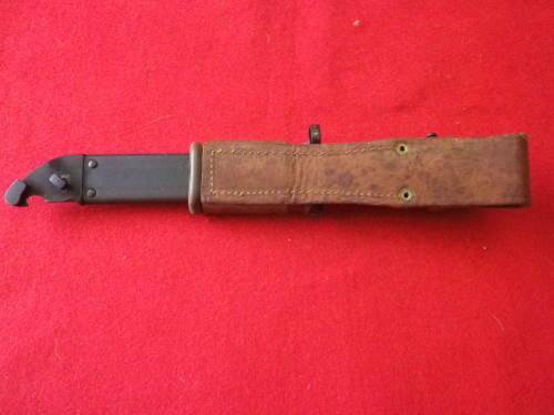 RHODESIAN BUSH WAR PICK UP - AKM BAYONET + SCABBARD + FROG - BLADE 14.9cm  RED BAKELITE HANDLE (4324