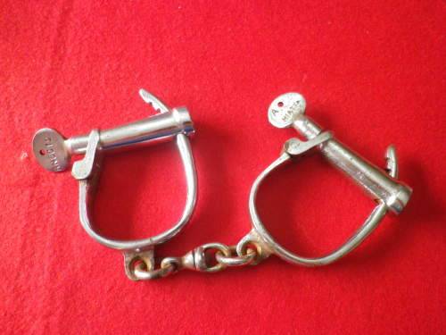 RHODESIA BSAP - FEDERATION PERIOD HANDCUFFS -  MADE HIATT - STAMPED "RNG"  (6928)