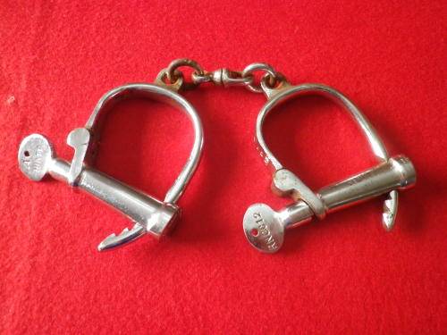 RHODESIA BSAP - FEDERATION PERIOD HANDCUFFS -  MADE HIATT - STAMPED "RNG"  (6928)