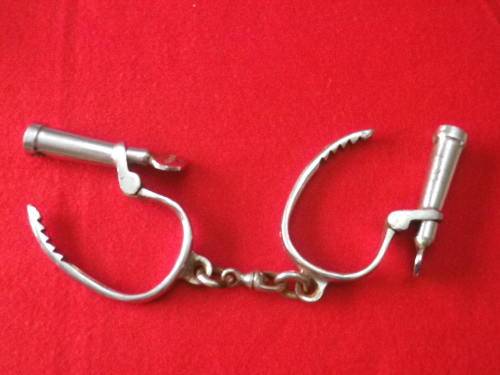 RHODESIA BSAP - FEDERATION PERIOD HANDCUFFS -  MADE HIATT - STAMPED "RNG"  (6928)