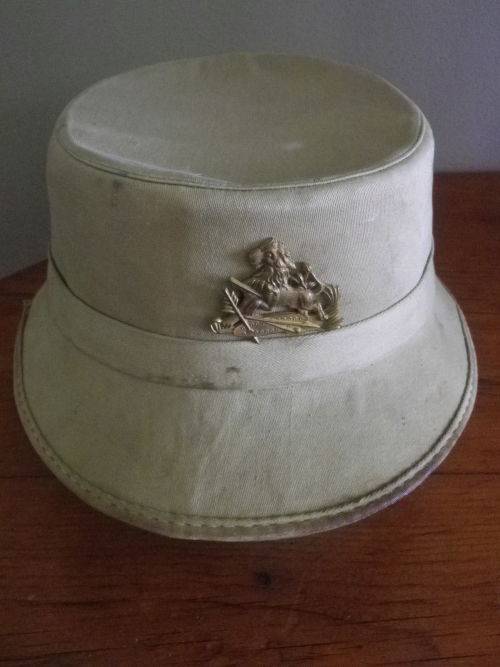 RHODESIA - BSAP BLACK CONSTABLE'S SHAKO HELMET + BADGE - GOOD CONDITION -SIZE 6 3/4  (7078)