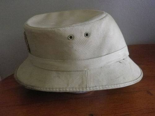RHODESIA - BSAP BLACK CONSTABLE'S SHAKO HELMET + BADGE - GOOD CONDITION -SIZE 6 3/4  (7078)