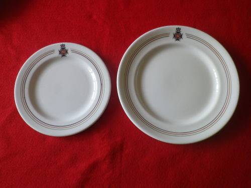 ROYAL RHODESIAN REGT.  -  QC MESS DINNER + SIDE PLATES -    OD`S  17.8cm / 22cm   (7166)