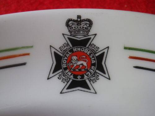 ROYAL RHODESIAN REGT.  -  QC MESS DINNER + SIDE PLATES -    OD`S  17.8cm / 22cm   (7166)