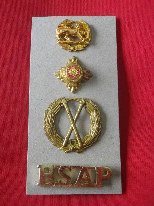 RHODESIA BSAP - COMMISSIONERS MOCK UP RH SHOULDER BOARD - ALL ORIGINAL BADGES ON CARDBOARD (7677)