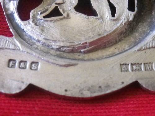 RHODESIA - RLI QC, HALLMARKED SILVER, OFFICERS CAP BADGE (3055)