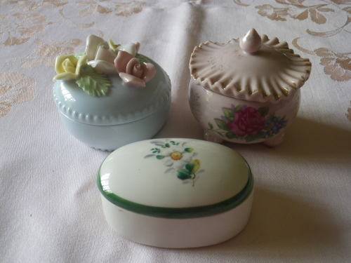 3 SMALL TRINKET BOWLS WITH LIDS - GREAT CONDITION
