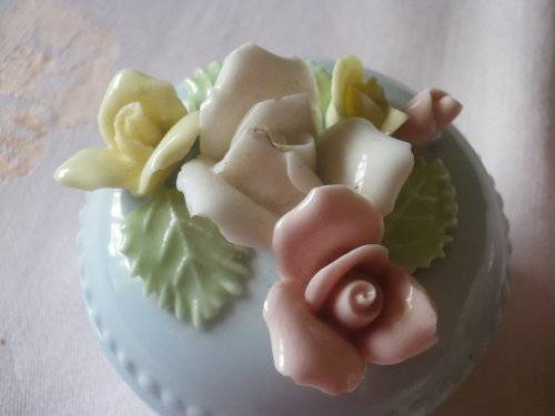 3 SMALL TRINKET BOWLS WITH LIDS - GREAT CONDITION