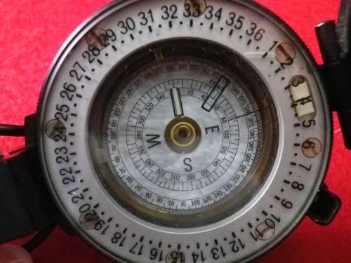 RHODESIAN BUSH WAR - PRISMATIC MARCHING COMPASS IN LEATHER CASE - MADE BARKER & SON UK - (6507)