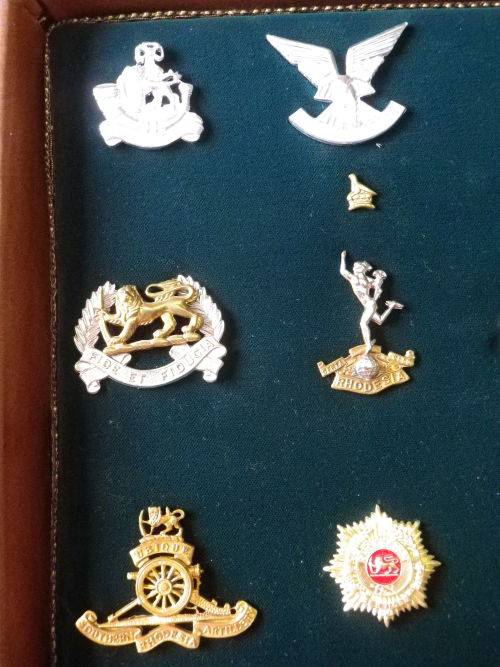 RHODESIAN ARMED FORCES - REUTELER SET 26 X OFFICIAL BADGES IN ORIGINAL LEATHER CASE  (8037)