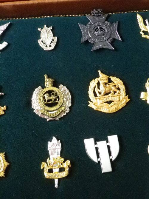 RHODESIAN ARMED FORCES - REUTELER SET 26 X OFFICIAL BADGES IN ORIGINAL LEATHER CASE  (8037)