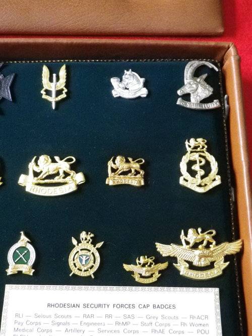 RHODESIAN ARMED FORCES - REUTELER SET 26 X OFFICIAL BADGES IN ORIGINAL LEATHER CASE  (8037)