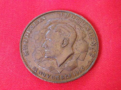 RHODESIA INDEPENDENCE BRONZE MEDALLION              (8160)