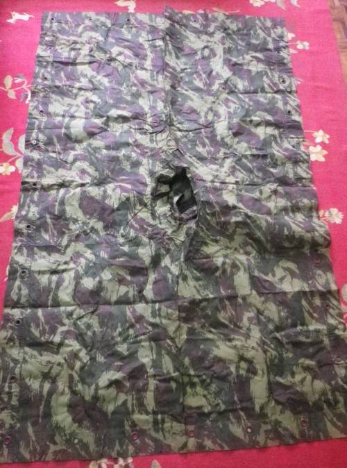 SA BORDER WAR PICK UP - CUBAN CAMO PONCHO /GROUND SHEET /BIVVY- SIZE 2m X 1.32m - NOTE TEAR (4124)