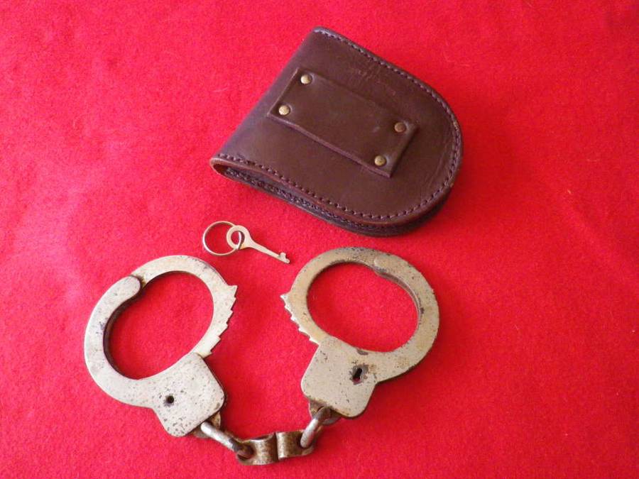 SA POLICE -  PAIR HANDCUFFS + KEY + LEATHER BELT POUCH - WORKING BUT SOME PITTING           (4153)