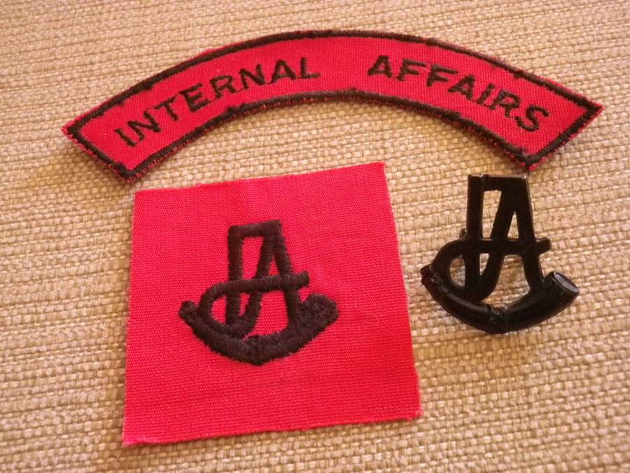 RHODESIA INTERNAL AFFAIRS - LOT HAT BADGES + SHOULDER TITLE   (8536)