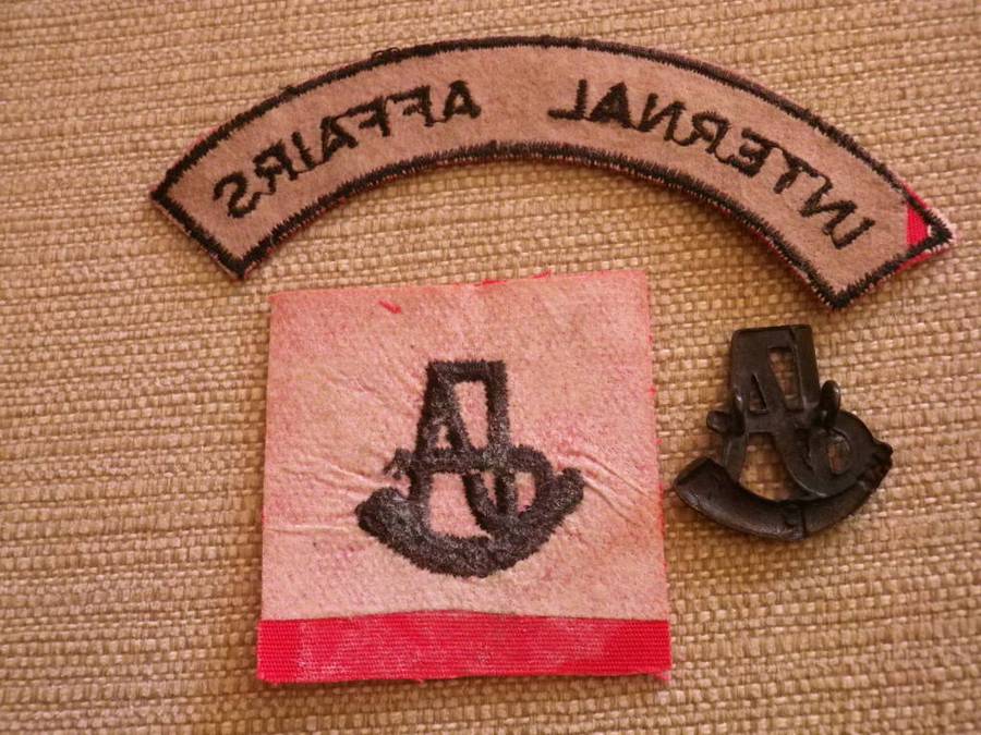 RHODESIA INTERNAL AFFAIRS - LOT HAT BADGES + SHOULDER TITLE   (8536)