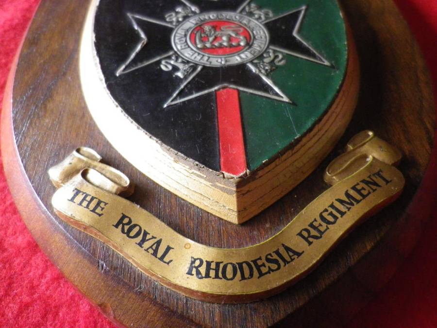 ROYAL RHODESIA REGT. PLAQUE         - EARLY ENAMEL PAINTED - MADE GREAT BRITAIN   (8577)