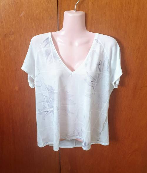 Lightweight top by Zara (made in Portugal) Size: 26