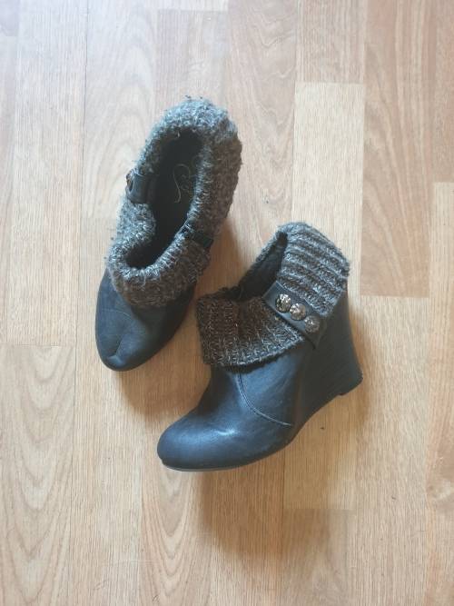 Cute ankle boots with wedge heel Size: 5 / Bargain R1 starting bid!