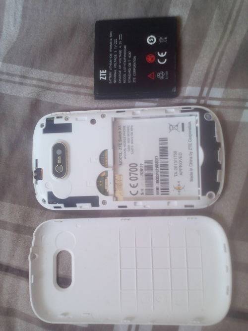 2 x ZTE Switch X1 Smartphones