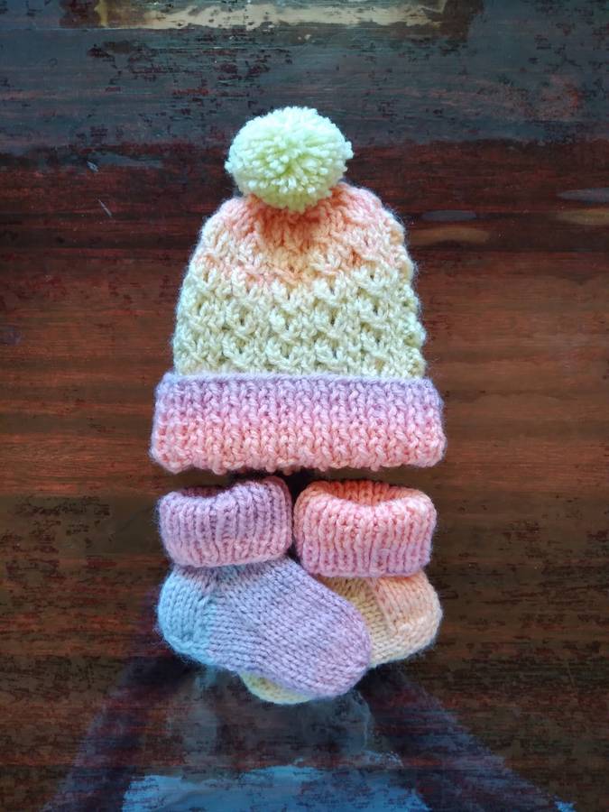 HAND KNITTED BABY BOOTIES AND BEANIE SET - NEWBORN TO 3 MONTHS
