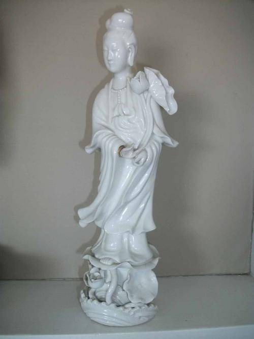 PORCELAIN ORIENTAL FIGURINE