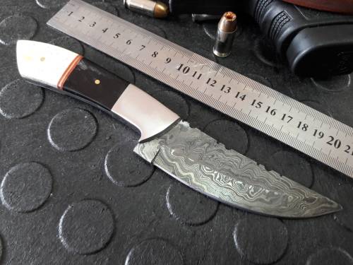 Handmade DAMASCUS steel Knife with Camel bone and bull horn handle. R1 start, No reserve auction.