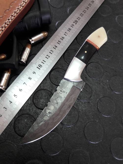 Handmade DAMASCUS steel Knife with Camel bone and bull horn handle. R1 start, No reserve auction.