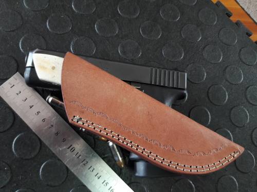 Handmade DAMASCUS steel Knife with Camel bone and bull horn handle. R1 start, No reserve auction.