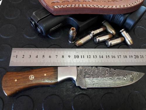 Handmade DAMASCUS Steel Knife, Wooden handle scales. Crazy R1 start, No reserve.